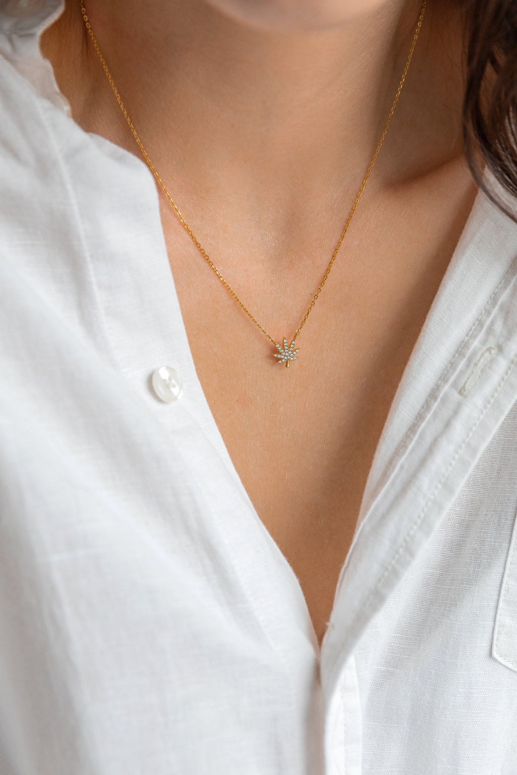 18K GOLD CANNABIS LEAF NECKLACE The Kush Girls
