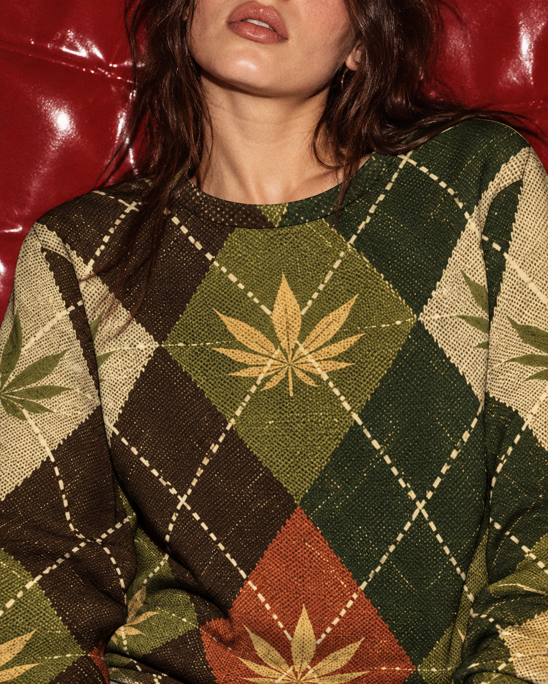 Argyle crewneck neckline and printed knit-effect chest detail