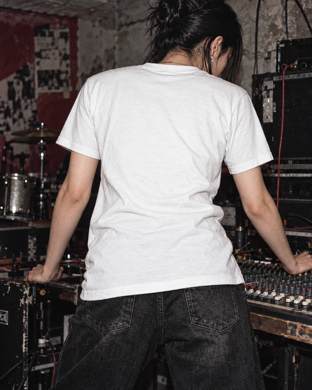GOO T Rock T-Shirt plain white back in grunge rehearsal-room styling