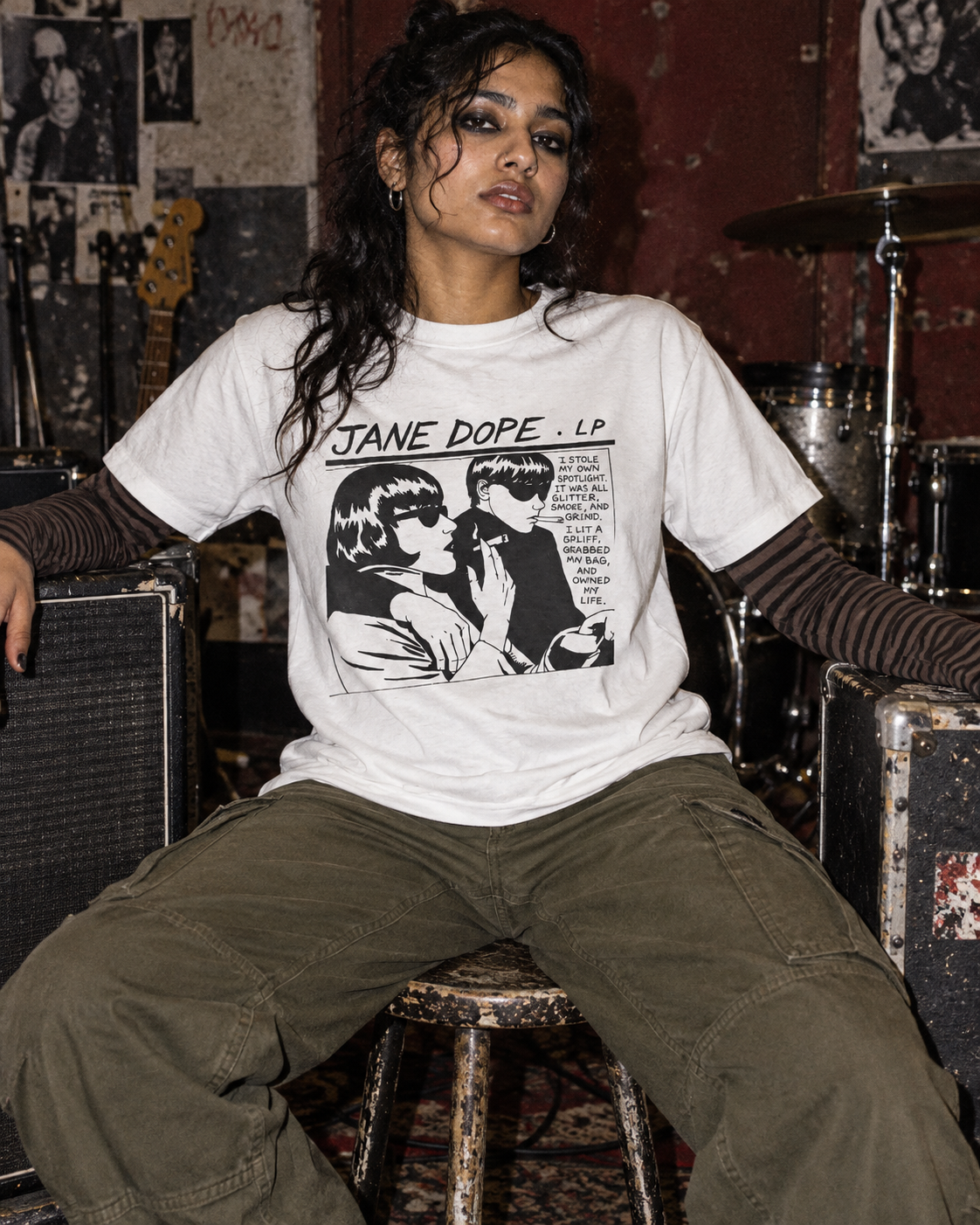 GOO T Rock T-Shirt size L styling illustration with the front graphic in a grunge rehearsal room