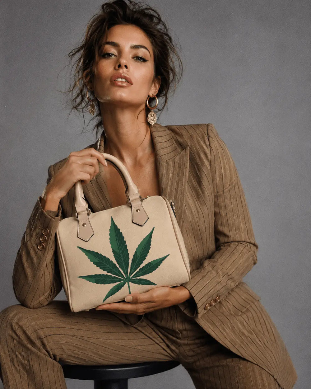 Bolso de mano con hojas